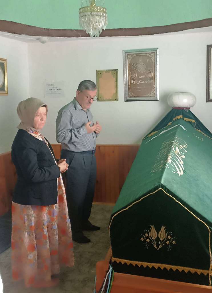 İlçe Kaymakamımız Sayın Cemal Hüsnü Çaykara, Yakub Abdal Hazretlerine ait türbeyi ziyaret etti