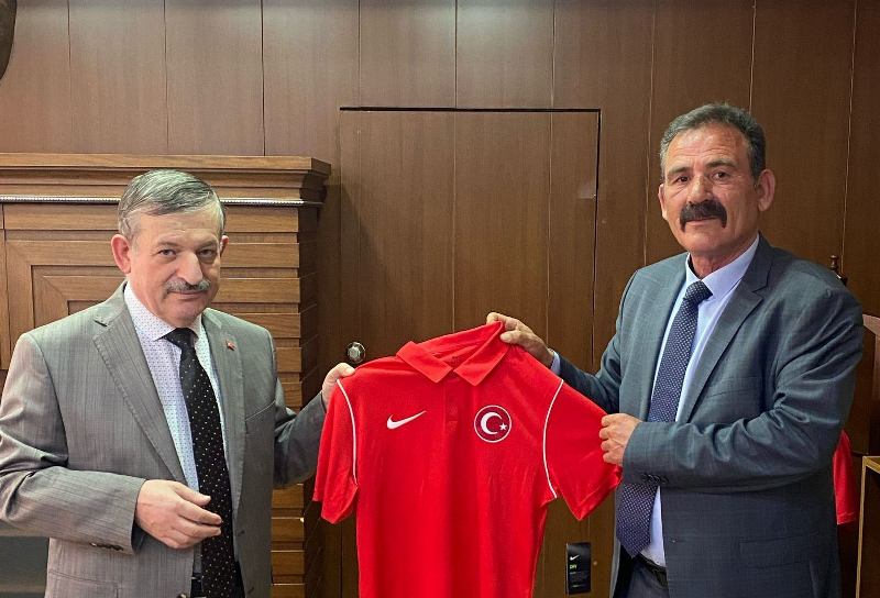 İlçe Kaymakamımız Sayın Cemal Hüsnü Çaykara, Elmadağ Kamp Eğitim Merkezi Müdürü Hüseyin Kapucu’yu makamında kabul etti.