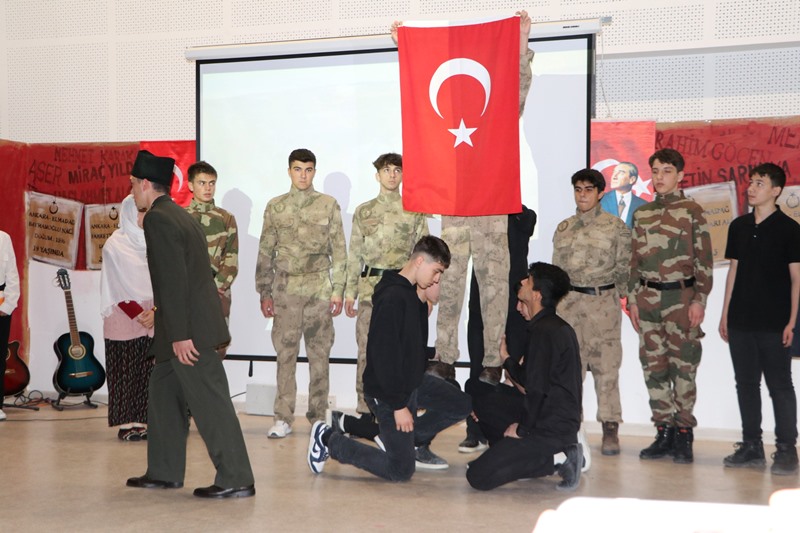 Çanakkale Zaferimizin Yıldönümü etkinlikleri kapsamında Şehit Fahrettin Boyraz Anadolu Lisesinde anma programı düzenlendi.