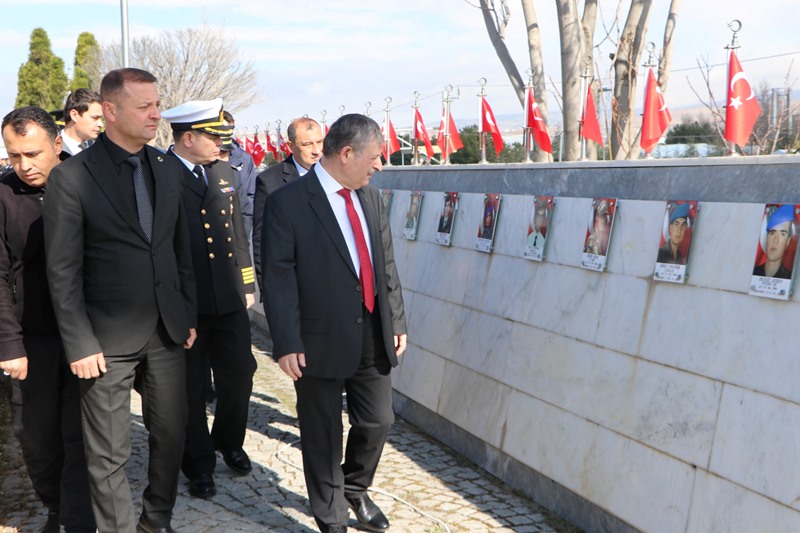 18 Mart Şehitleri Anma Günü ve Çanakkale Deniz Zaferi'nin 110. yıl dönümü münasebetiyle Şehitler Anıtı'nda program düzenlendi