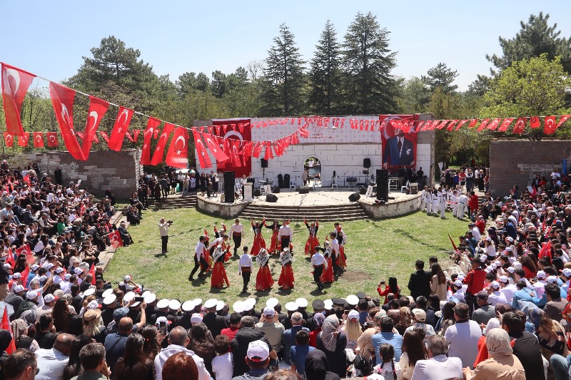 19 Mayıs Atatürk’ü Anma, Gençlik ve Spor Bayramı, İlçemizde düzenlenen törenlerle büyük bir coşku ve gurur içinde kutlandı