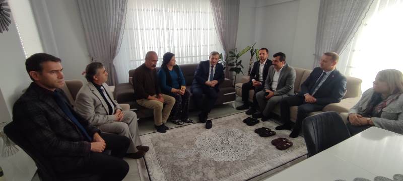 İlçe Kaymakamımız Sayın Cemal Hüsnü Çaykara, Yenipınar Mahallesi Muhtarı Mümtaz Değerli’yi evinde ziyaret etti.