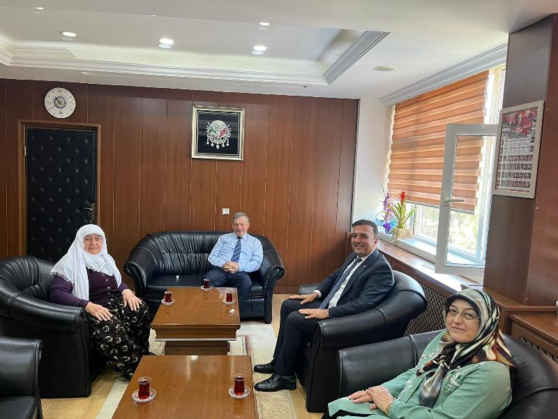 İlçe Kaymakamımız Sayın Cemal Hüsnü Çaykara, TSK Güçlendirme Vakfı İlçe Başkanı Erkut Kıvrak ve ailesini makamında kabul etti.